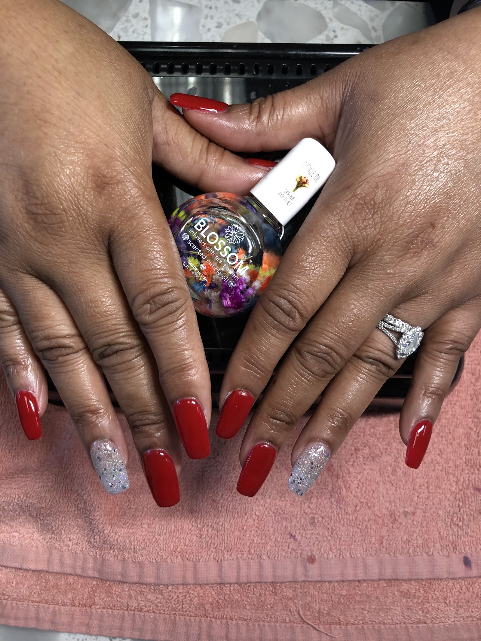 Vivi Nails Spa logo